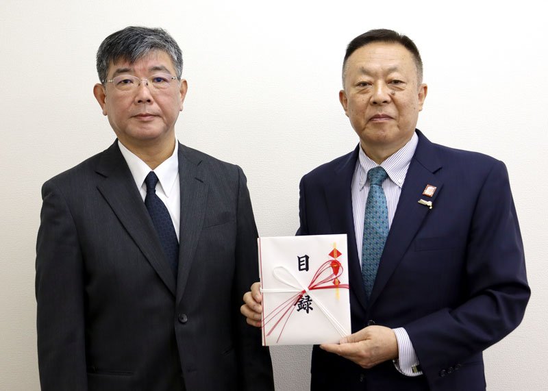 寄付金を持参した梶原等会長（右）と鈴木巧副会長
