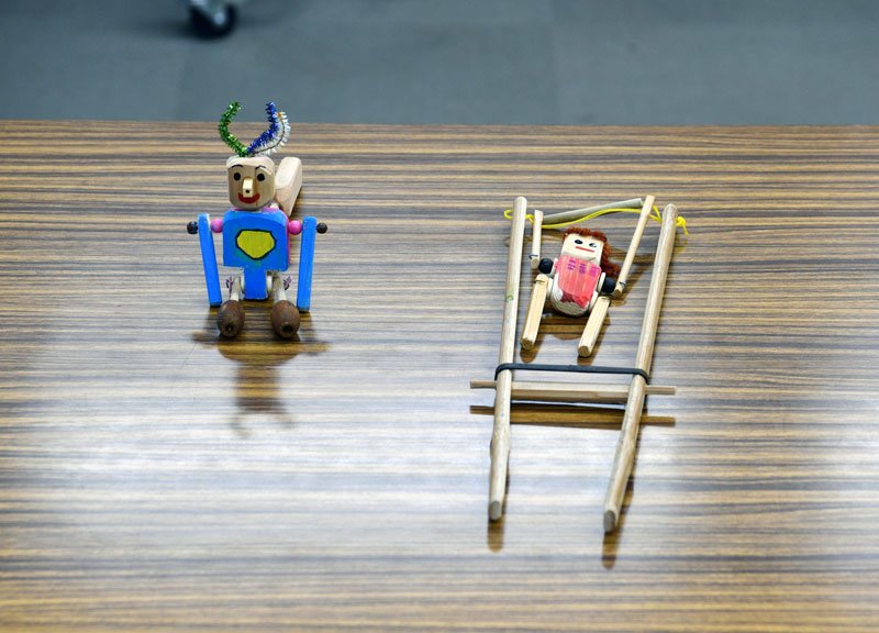 手作り玩具で遊んで　木製人形、菅谷さん保育所に贈る　香取　地元中高生が装飾協力