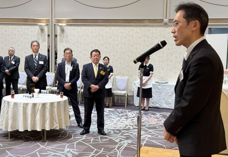 千葉政経懇話会の新春懇親会であいさつする黒野副知事（右）＝２３日、千葉市中央区のホテル