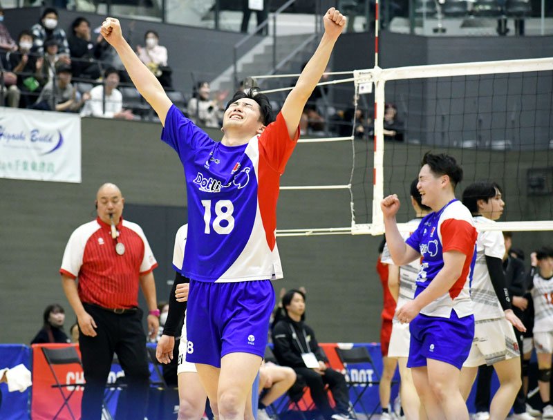 千葉－ＴＭ東京　３－１で勝利して連敗を１０で止め、喜ぶ千葉・荒瀬（１８）ら＝ＹｏｈａＳアリーナ