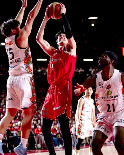 千葉Ｊ－琉球　第４クオーター、シュートを狙う千葉Ｊ・渡辺（中央）＝船橋市ららアリーナ東京ベイ