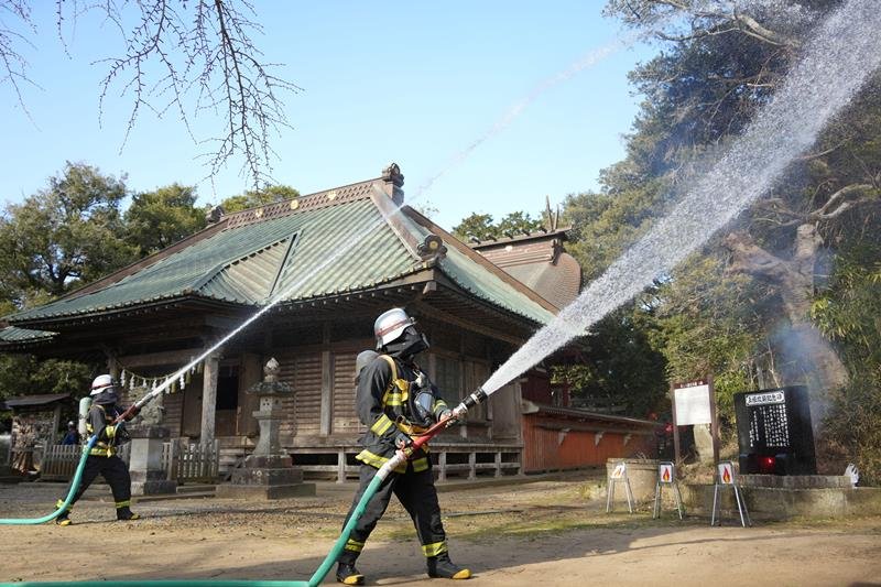 海上八幡宮の境内で放水する消防隊＝２６日、銚子市
