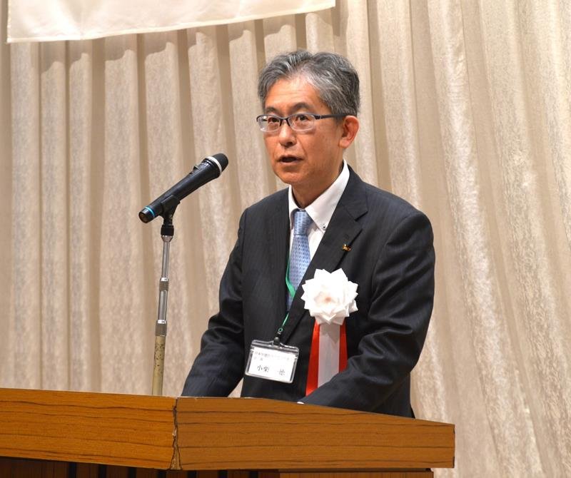 あいさつをする小栗会長＝千葉市中央区

