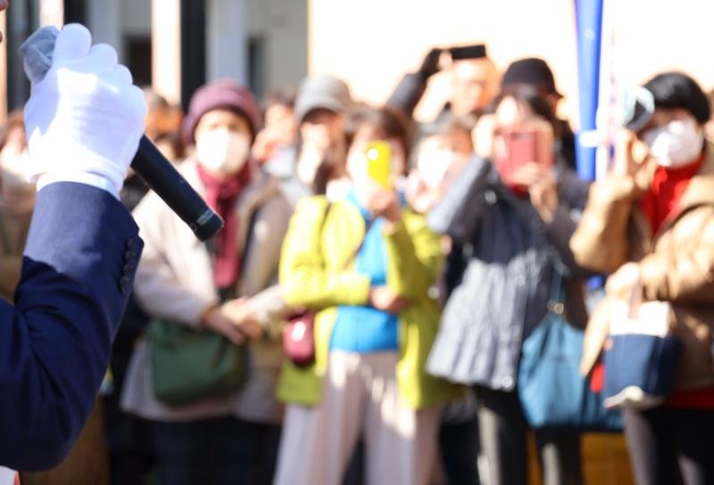 立候補者の街頭演説を聞く支持者ら＝２７日、我孫子市
