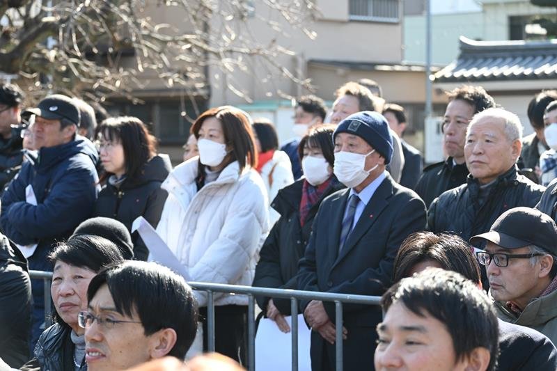 候補者の演説を見守る支援者ら＝２７日、松戸市
