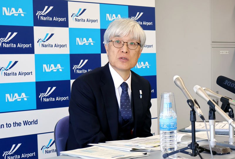 ２０２５年の成田空港の運用状況について説明するＮＡＡの藤井社長＝２９日、成田市