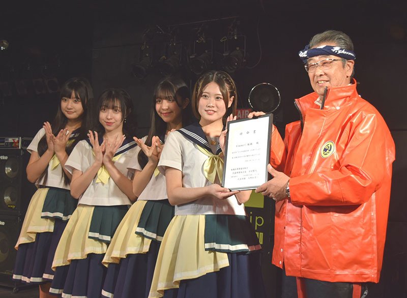 大野代表理事（右）からコノシロ応援大使の任命書を受け取る「ｈｉｍａｗａｒｉ（船橋）」のメンバー＝１月３１日、船橋市