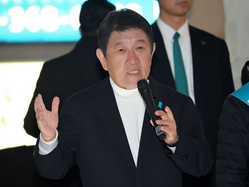 演説する茂木敏充外相＝４日、松戸市の松戸駅西口
