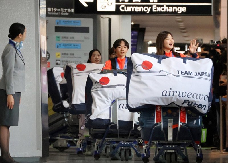 冬季五輪・中井亜美選手（銅）ら帰国　成田空港、ファン４００人熱狂
