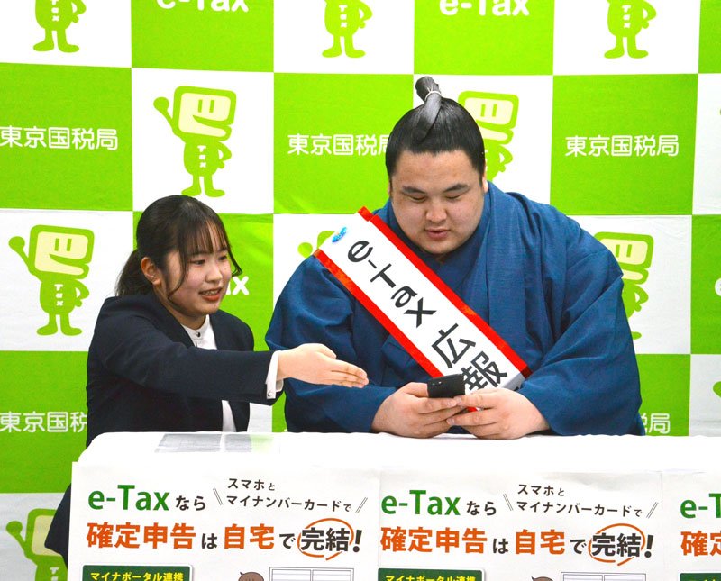 スマホを使った確定申告を模擬体験する阿武剋関＝千葉市花見川区の千葉西税務署