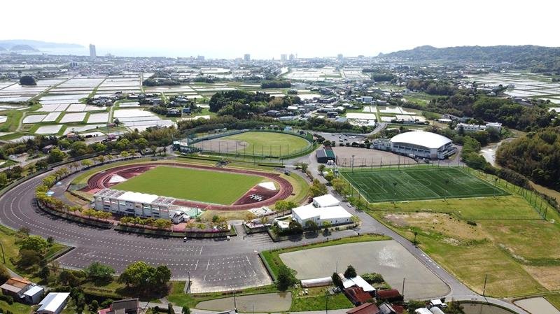 ネーミングライツパートナーが決定した陸上競技場、サッカー場を含む鴨川市総合運動施設の遠景（市提供）
