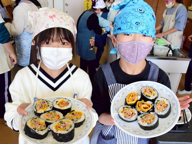 郷土の味「太巻きずし」　古代米で華やかに完成　長南小