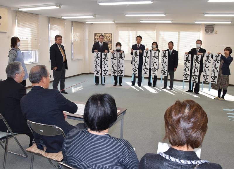 児童生徒の力作を審査する審査員ら＝１月３１日、千葉市中央区
