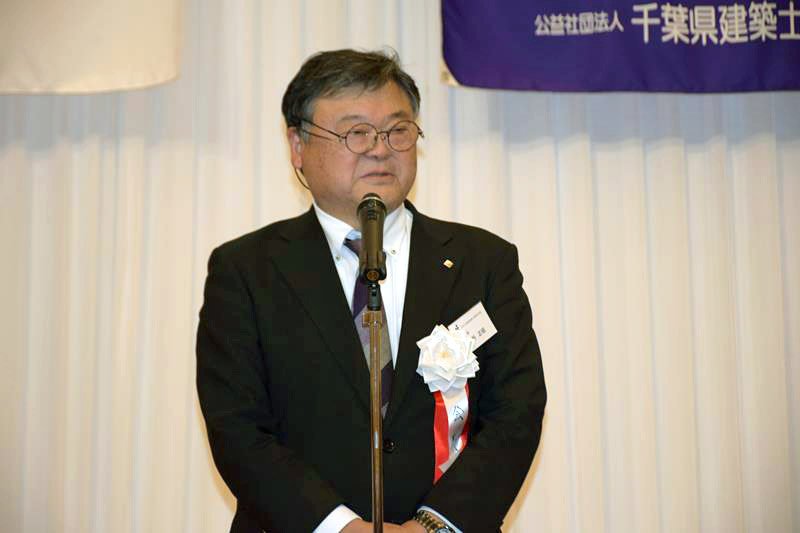 あいさつをする井桁会長＝千葉市中央区