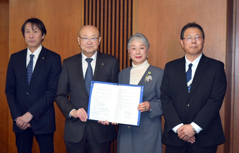 協定書を交わす篠田会頭（左から２人目）と長谷川会長（右から２人目）＝船橋商工会議所