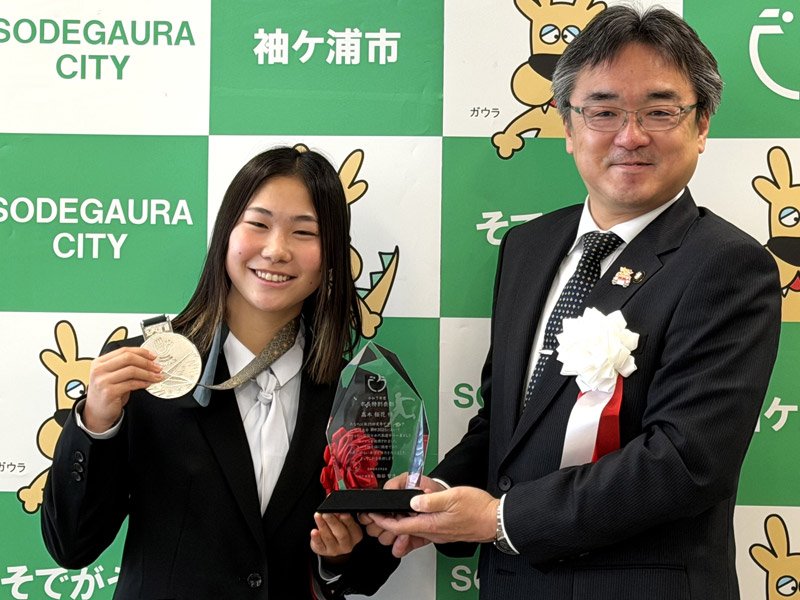 デフサッカー女子で銀メダルを獲得した高木選手（左）。粕谷市長から市長特別表彰を受けた＝袖ケ浦市