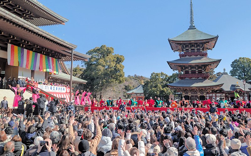 著名人らがまく豆を手にしようと大勢の人が集まった成田山新勝寺の節分会＝３日、成田市