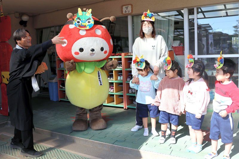 子鬼の姿になって節分行事を楽しむ園児ら＝３日、山武市