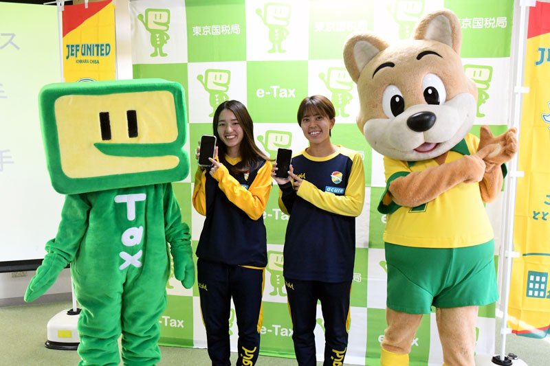 スマートフォンで確定申告を体験したジェフレディースの山口選手（左）と藤代選手＝千葉市中央区