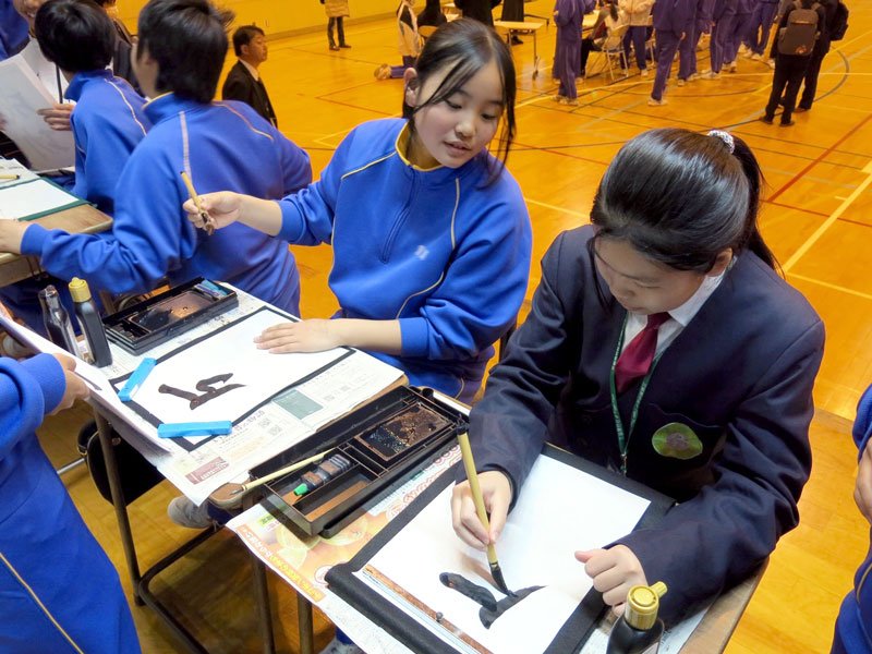 台湾の中学生を迎えて行われた日本文化体験の交流授業（国吉中学校提供）
