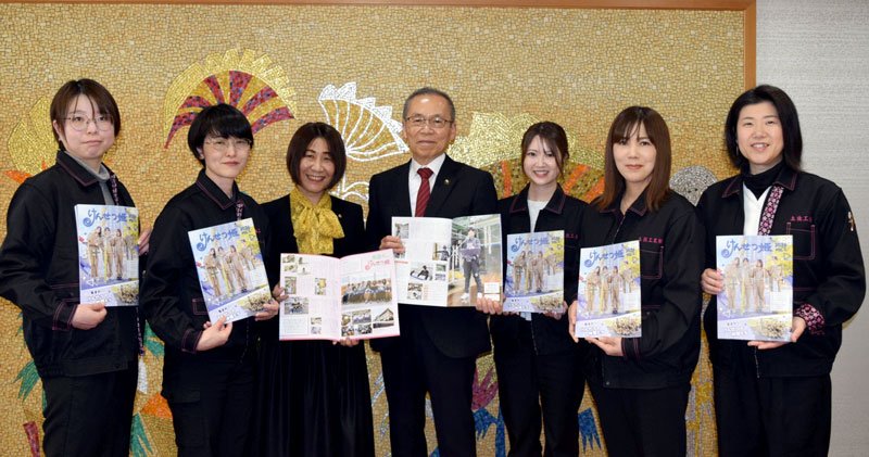 松戸市長（中央）に「けんせつ姫」第６号発行を報告する柴田さん（左から３人目）ら編集スタッフ＝船橋市役所