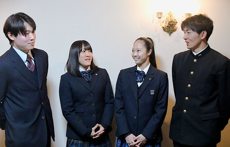 座談会に出席した（左から）中村、木村、魚津、宮下＝千葉女子高