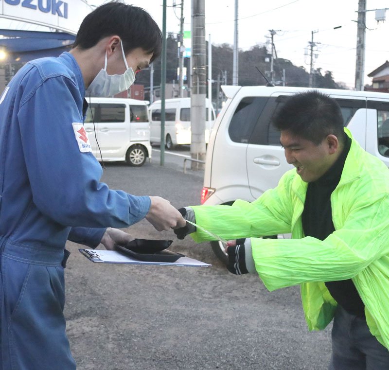 情報提供を求めるチラシを配る孫の曽根貴佑さん（右）＝５日、市原市