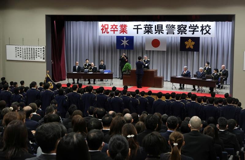 卒業証書を受け取る卒業生代表＝６日午前、東金市
