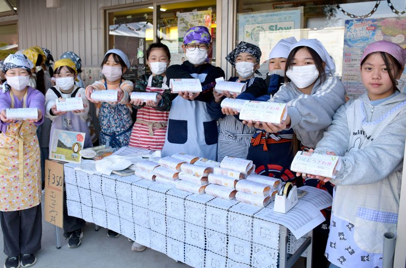 考案した「むつざわ丼」をＰＲする児童＝６日、睦沢町
