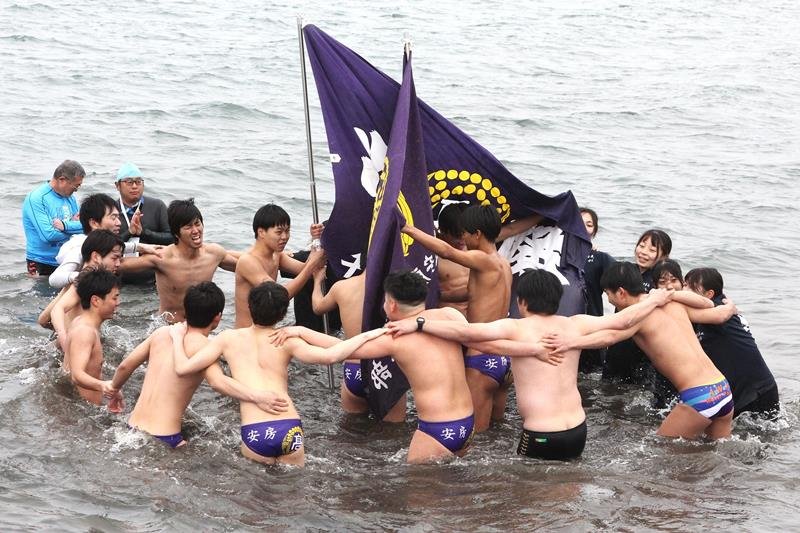 肩を組み、輪になって水しぶきを上げる安房高の生徒ら＝７日、館山市
