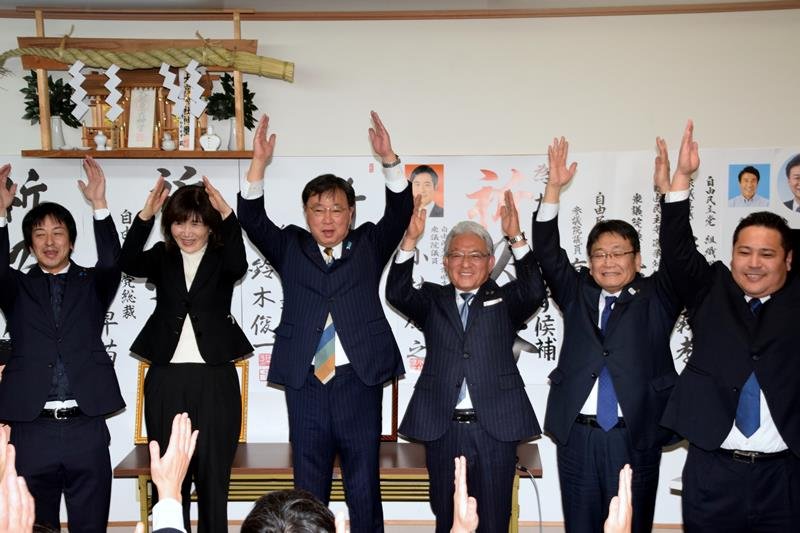 当選を決め万歳をする自民党の松野氏＝８日、市原市

