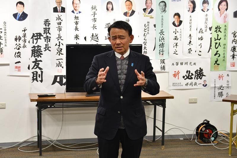 敗戦の弁を述べる中道改革連合の谷田川氏＝８日、香取市
