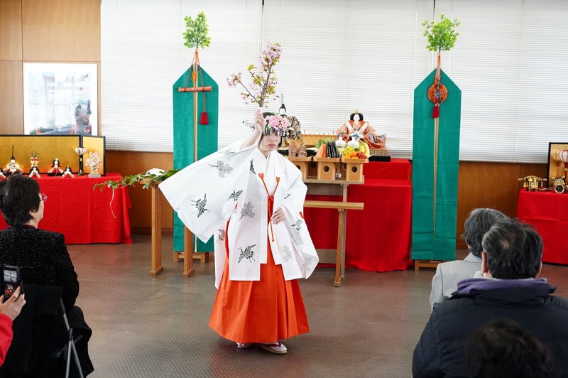 成功祈願祭で舞を披露するみこ＝８日、勝浦市