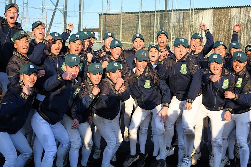 ３度目の選抜高校野球出場を決めて喜ぶ専大松戸ナイン＝１月、松戸市内
