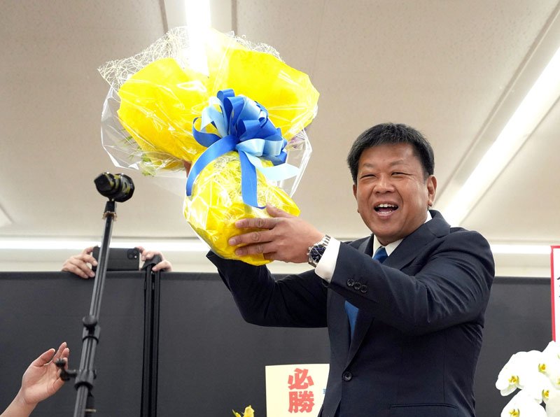 再選を果たし、祝福の花束を受け取り喜ぶ宮内氏＝８日午後９時１５分ごろ、匝瑳市の事務所