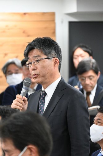 中道の議員総会で発言する立民出身の田嶋要氏＝１１日午後、東京都千代田区
