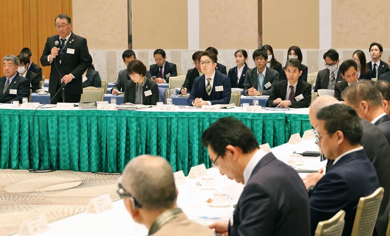 航空機による騒音に関する周辺市町からの要望について協議する騒音対策委員会＝１２日、成田市
