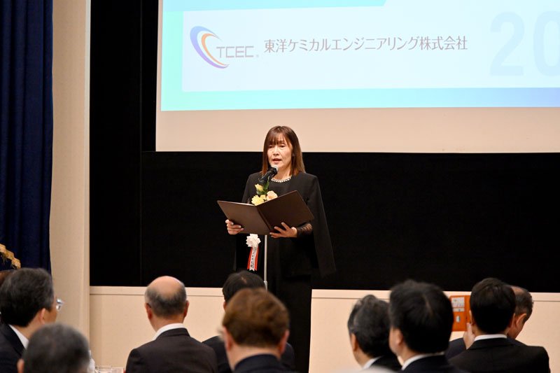 就任祝賀会であいさつする新井社長＝一宮町