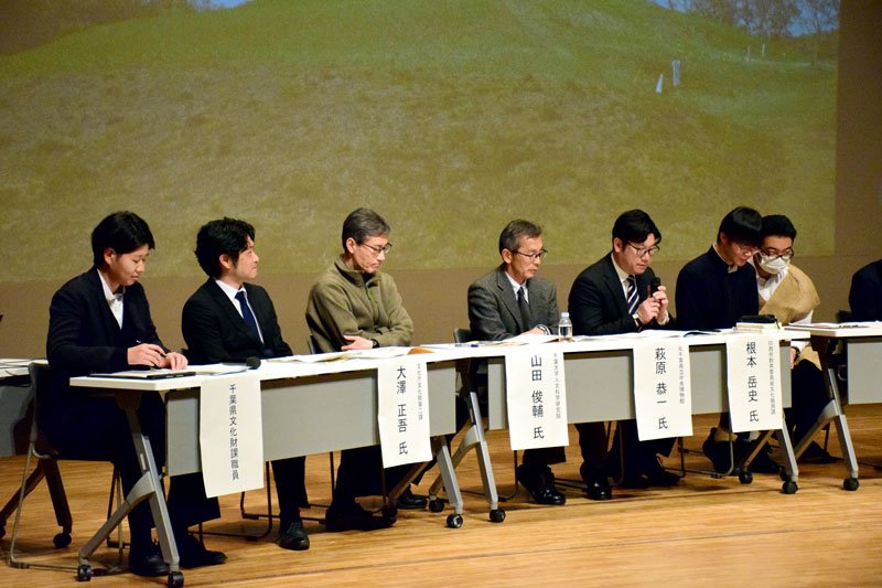 パネルディスカッションに臨む専門家と高校生ら＝千葉市中央区
