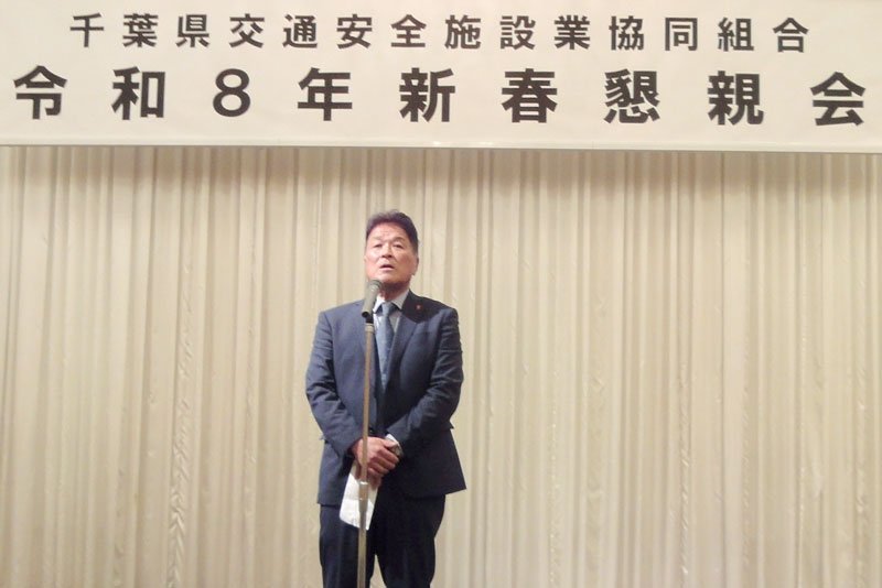 あいさつをする黒川理事長＝千葉市中央区