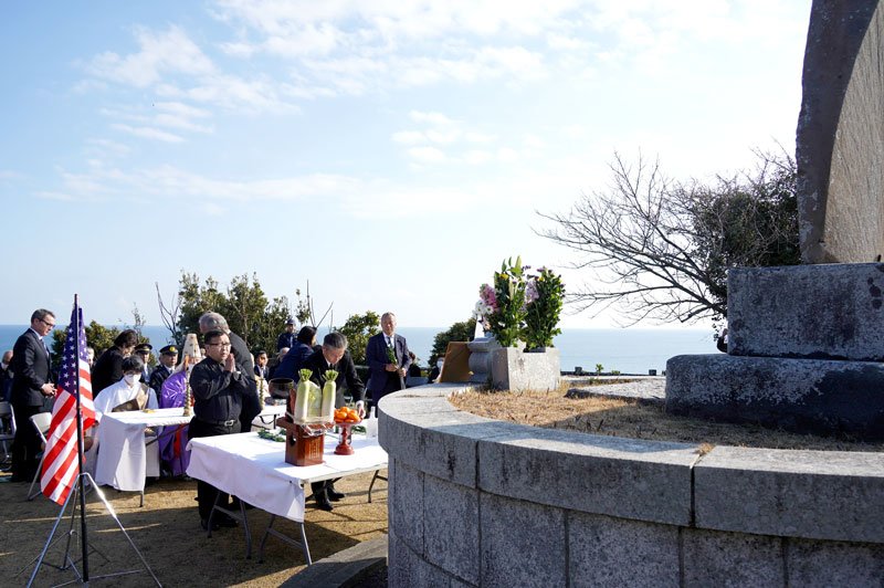 高台の慰霊碑前で今年も執り行われたハーマン号慰霊祭＝１３日、勝浦市