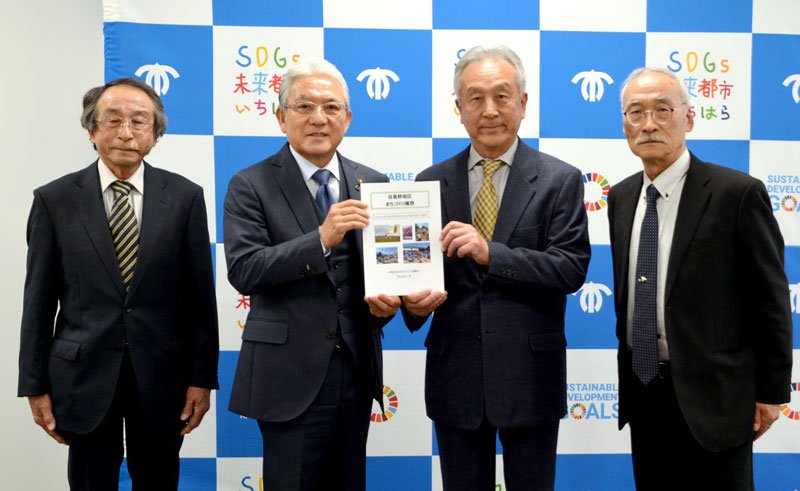 小出市長（左から２人目）に構想を提出する笈田会長（同３人目）ら＝市原市役所
