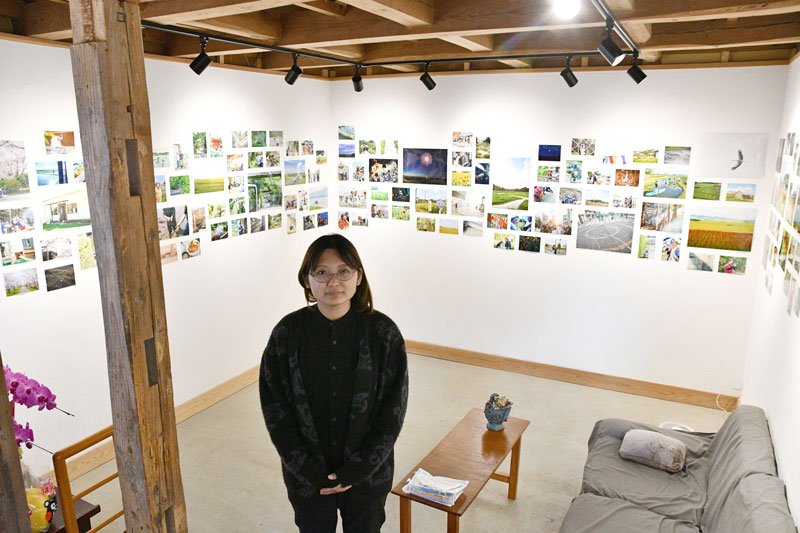 香取市の地域おこし協力隊卒業を前に写真展を開いている正慶さん＝香取市