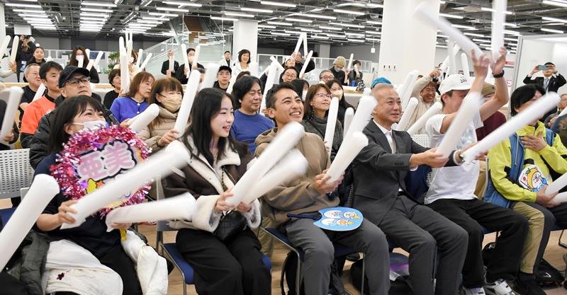 ＰＶで中井選手を応援する人たち＝１８日、市川市役所
