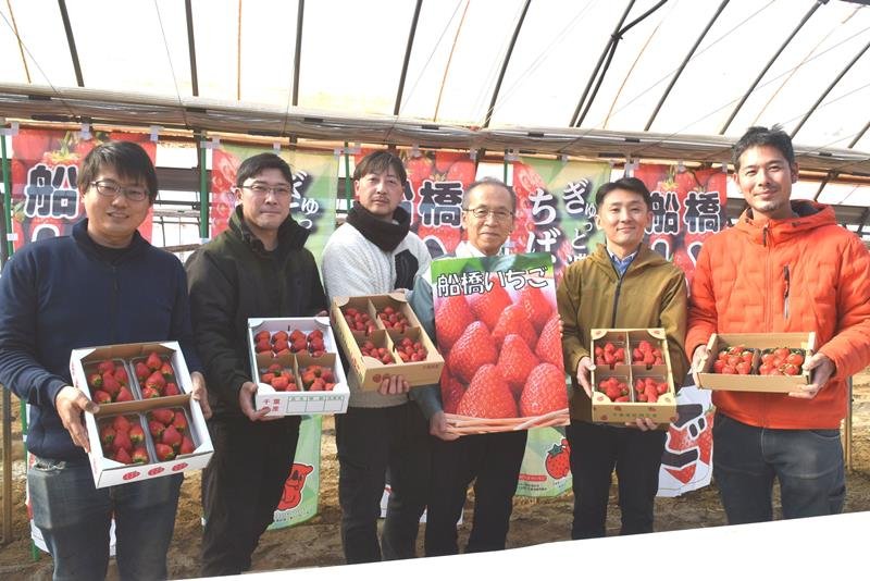 船橋のイチゴをアピールする松戸市長（右から３人目）と若手生産者＝１９日、船橋市
