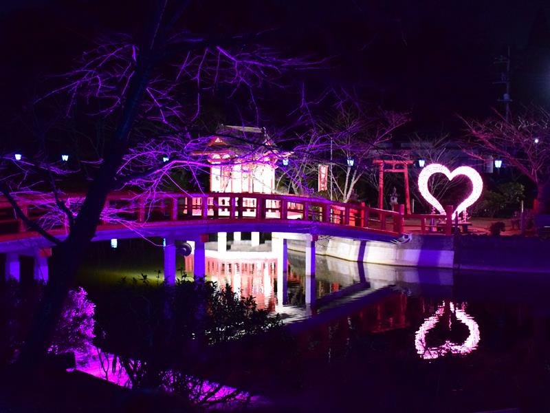 照らし出されるアーチ橋とハート型のオブジェ＝１９日、茂原公園
