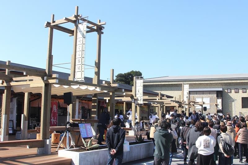 新設されたやぐらとデッキの前で行われたオープニングセレモニー＝２１日、鋸南町
