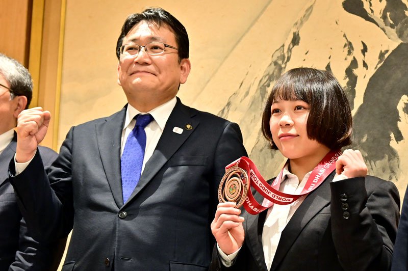 世界３位になった森選手（右）＝２５日、千葉市役所