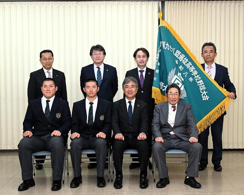 甲子園での活躍を誓った専大松戸の（前列左から）吉岡副主将、高貝主将、（１人おいて）持丸監督＝千葉市の千葉日報社本社
