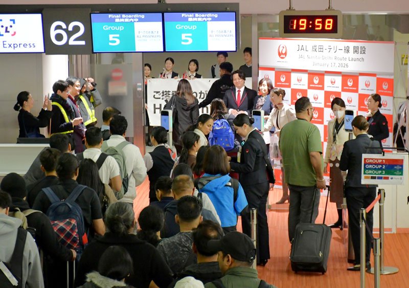 日本航空が１月に開設した成田発のインド・デリー線に乗り込もうと搭乗ゲートに並ぶ旅客ら＝成田市